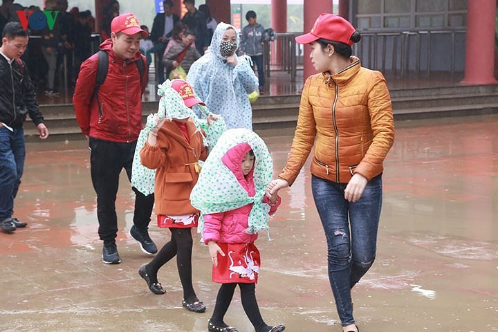 Hàng nghìn người đội mưa trẩy hội chùa Hương ảnh 5