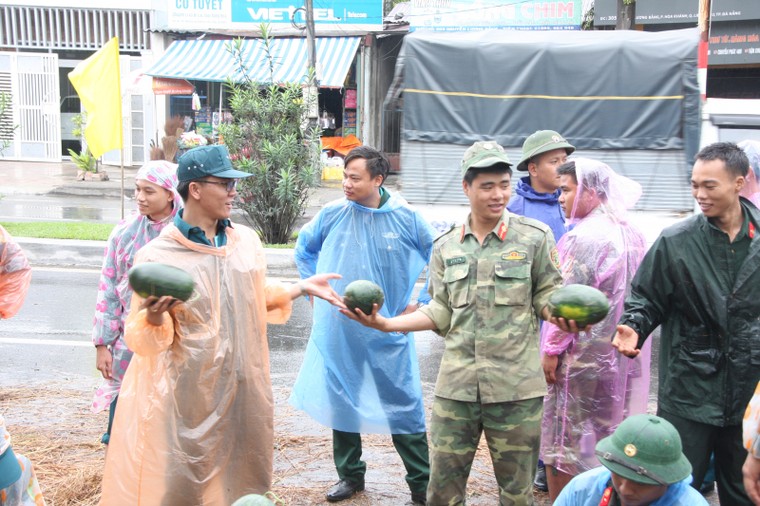 Lật xe chở dưa: Dân không 'hôi của', cùng bộ đội gom giúp tài xế ảnh 1