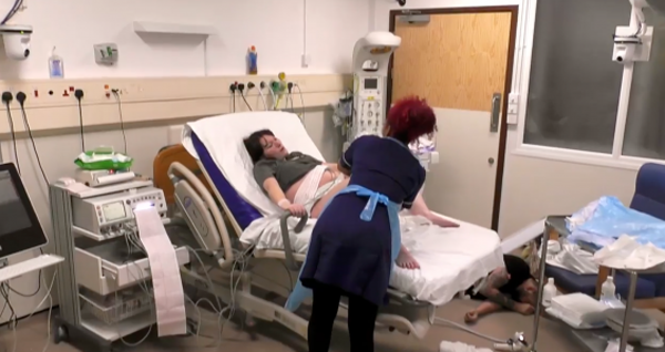 Chứng kiến vợ đau đẻ gần 10 tiếng, chồng ngất xỉu trong phòng sinh ảnh 1