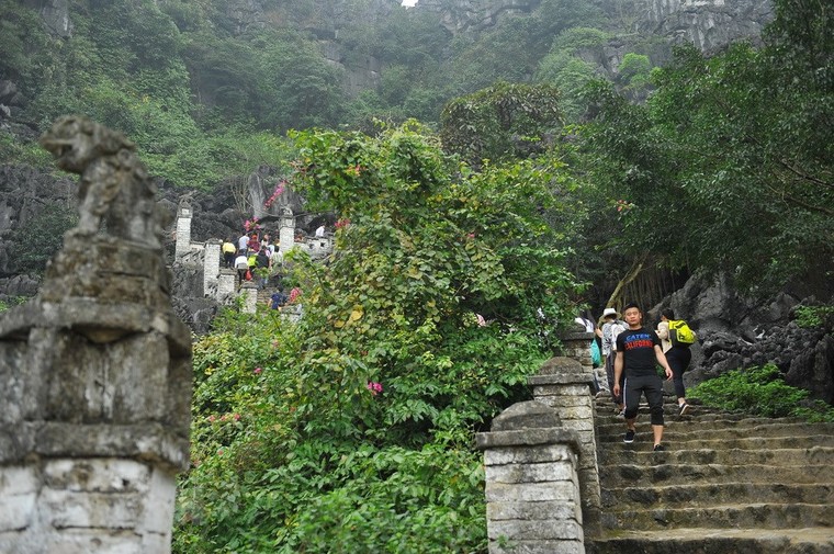 Ngắm nhìn toàn cảnh cố đô Hoa Lư từ trên đỉnh Hang Múa ảnh 2