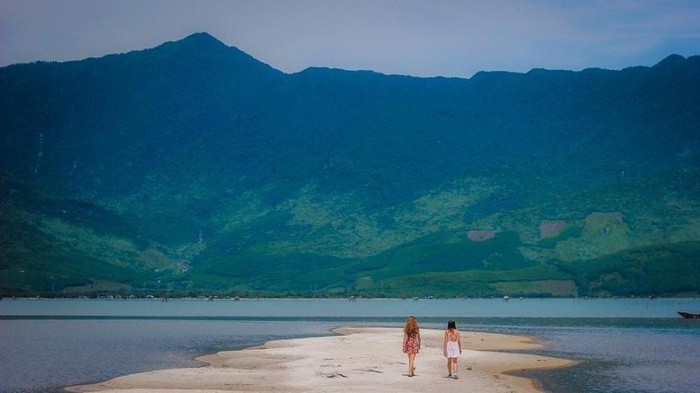 Ngay gần Lăng Cô có một đầm nước đẹp chẳng khác gì đảo Điệp Sơn ảnh 5