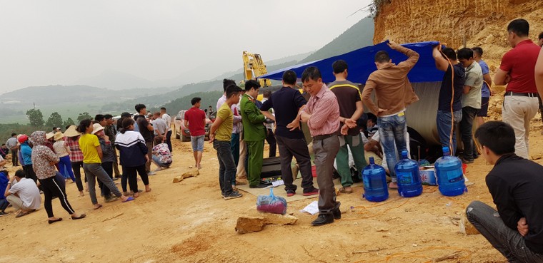 Hà Nội: Sập mỏ đất trái phép, tài xế bị vùi lấp tử vong ảnh 3