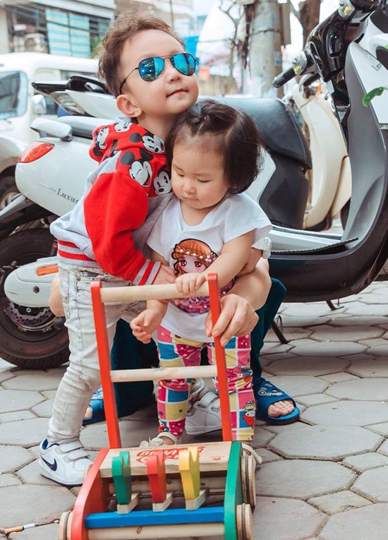 Tuấn Hưng khoe khoảnh khắc hai con quấn quýt bên nhau ảnh 4