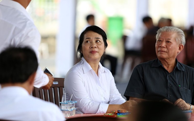 Dòng người xếp hàng dài chờ vào viếng bác Sáu Khải ảnh 8