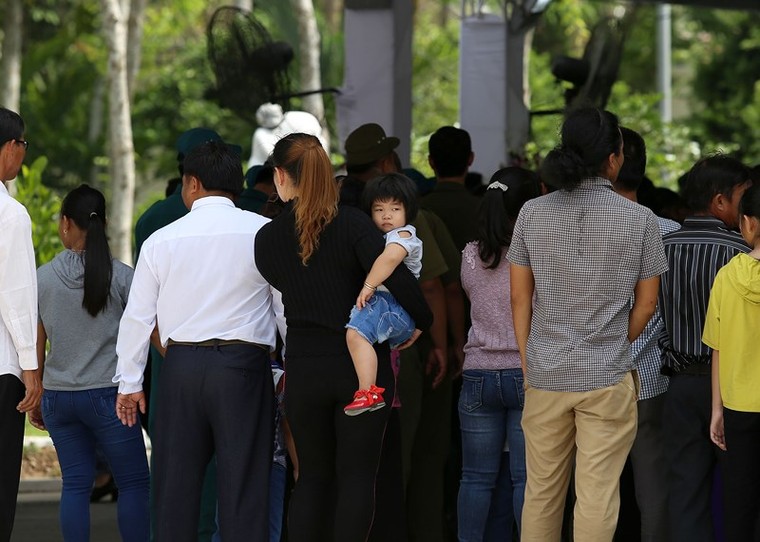 Dòng người xếp hàng dài chờ vào viếng bác Sáu Khải ảnh 9