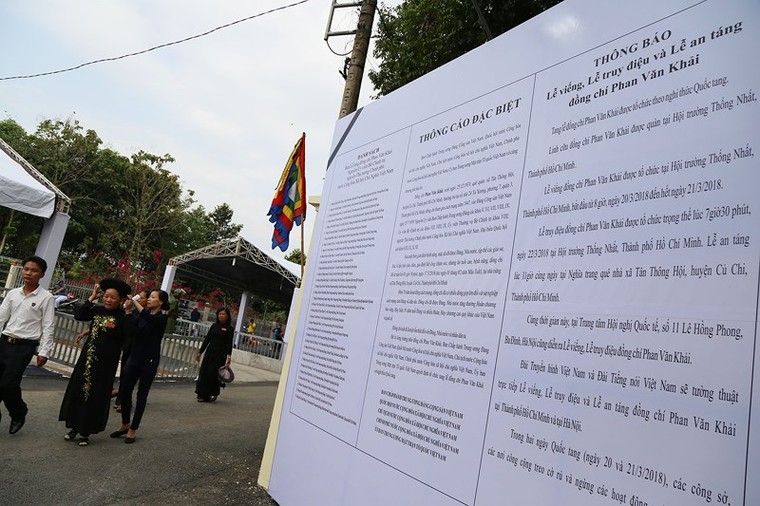 Dòng người xếp hàng dài chờ vào viếng bác Sáu Khải ảnh 1