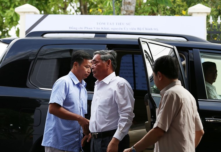 Dòng người xếp hàng dài chờ vào viếng bác Sáu Khải ảnh 3