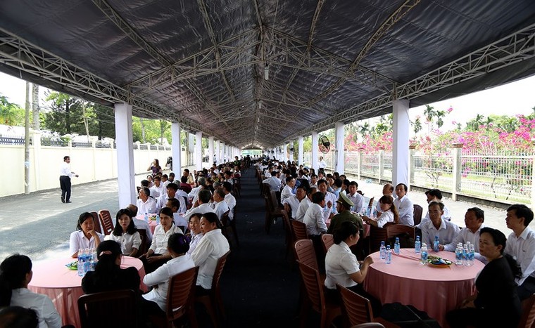 Dòng người xếp hàng dài chờ vào viếng bác Sáu Khải ảnh 4