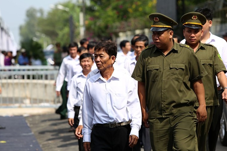 Dòng người xếp hàng dài chờ vào viếng bác Sáu Khải ảnh 5