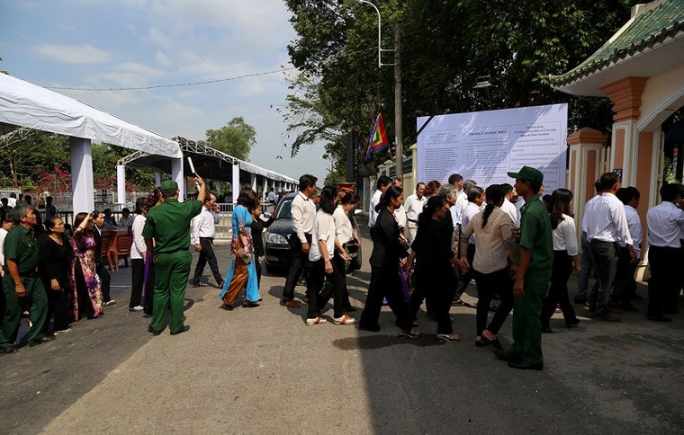 Dòng người xếp hàng dài chờ vào viếng bác Sáu Khải ảnh 6