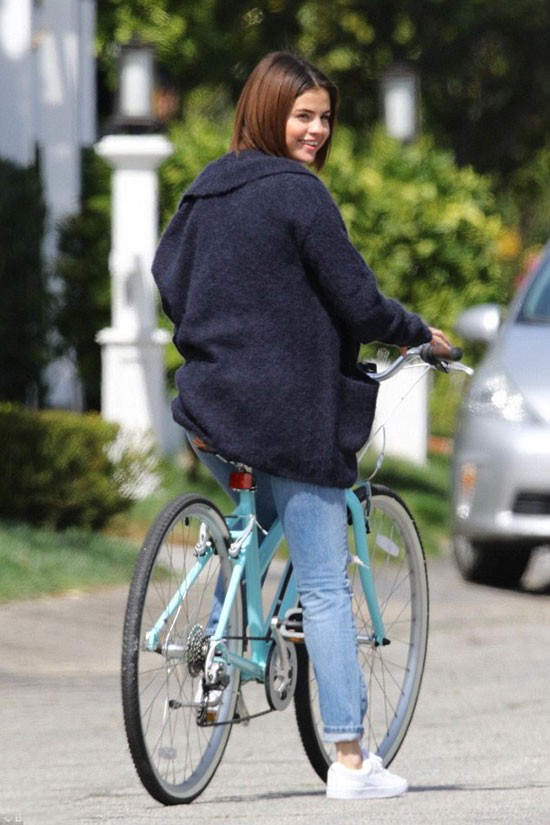 Selena Gomez đạp xe đi chơi sau khi chia tay Justin Bieber ảnh 3
