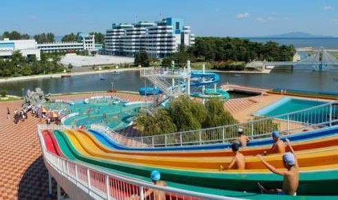 Người dân ở đất nước bí ẩn Triều Tiên ăn, chơi như thế nào? ảnh 1