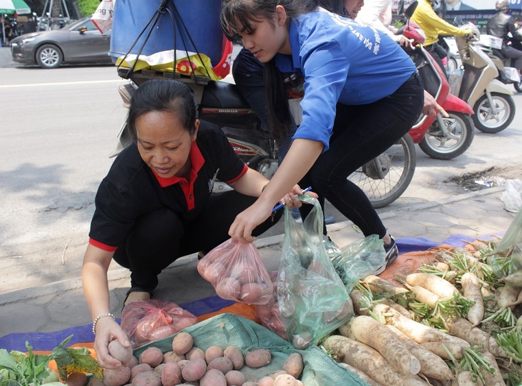 Hà Nội: Người trẻ 'giải cứu' hàng tấn nông sản ảnh 4