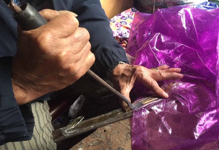 Người đàn ông hơn 40 năm vá áo mưa giá 5.000 đồng ảnh 2