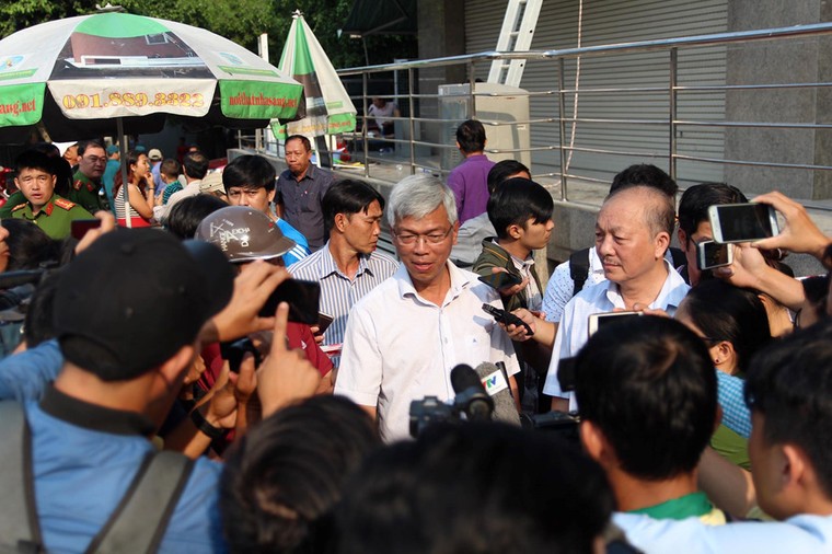 Cháy chung cư Carina Plaza: Những hình ảnh cư dân hoảng sợ 'đánh đu' với tử thần ảnh 10