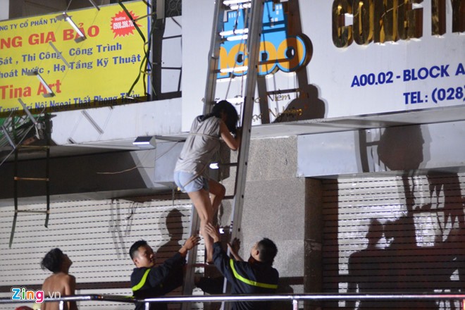 Cháy chung cư Carina Plaza: Những hình ảnh cư dân hoảng sợ 'đánh đu' với tử thần ảnh 3