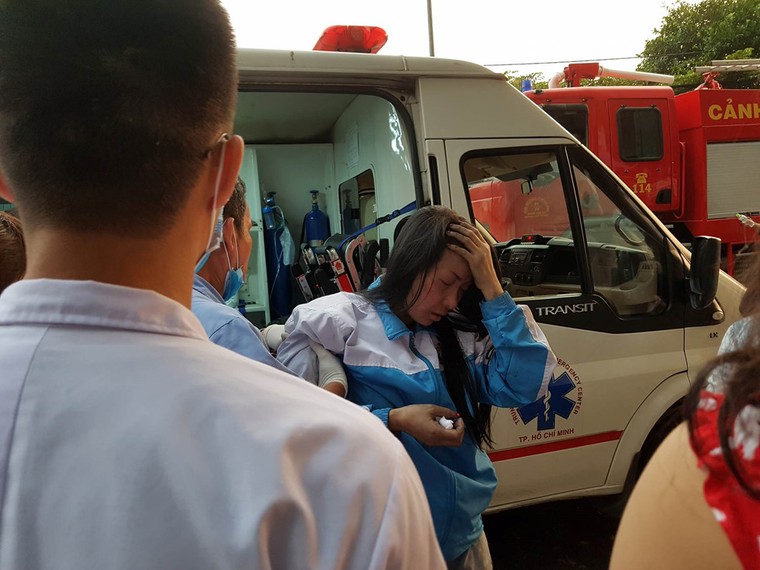 Cháy chung cư Carina Plaza: Những hình ảnh cư dân hoảng sợ 'đánh đu' với tử thần ảnh 9