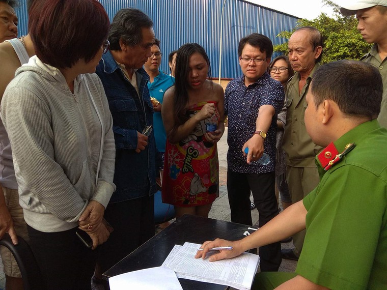 Cháy chung cư Carina Plaza: Những hình ảnh cư dân hoảng sợ 'đánh đu' với tử thần ảnh 4