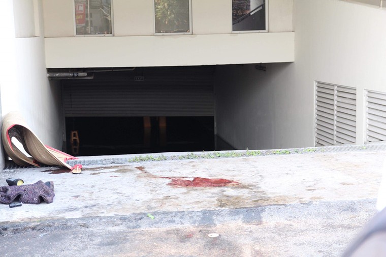 Cháy chung cư Carina Plaza: Những hình ảnh cư dân hoảng sợ 'đánh đu' với tử thần ảnh 2