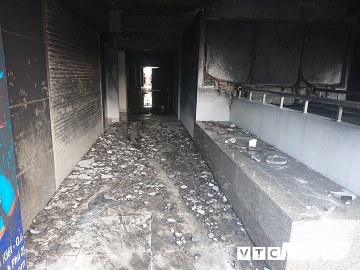 Cháy chung cư Carina Plaza: Những hình ảnh cư dân hoảng sợ 'đánh đu' với tử thần ảnh 7