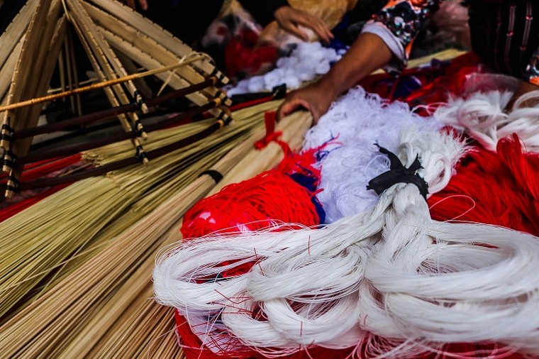 Về làng Chuông ngắm nghệ nhân tỉ mỉ khâu nón ảnh 1