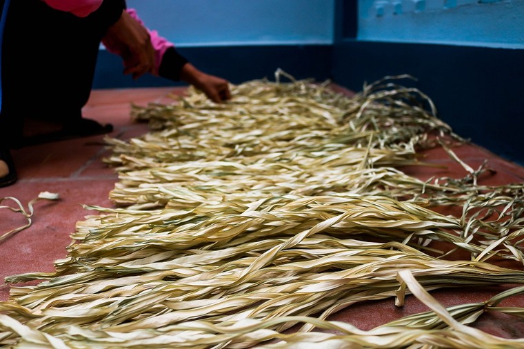 Về làng Chuông ngắm nghệ nhân tỉ mỉ khâu nón ảnh 2