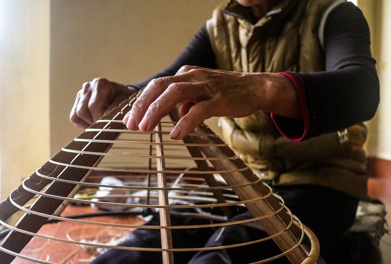 Về làng Chuông ngắm nghệ nhân tỉ mỉ khâu nón ảnh 3