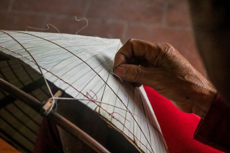 Về làng Chuông ngắm nghệ nhân tỉ mỉ khâu nón ảnh 4