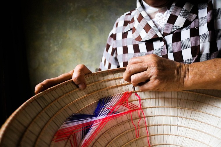 Về làng Chuông ngắm nghệ nhân tỉ mỉ khâu nón ảnh 5