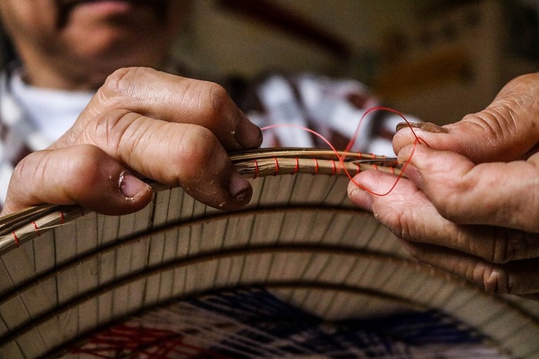 Về làng Chuông ngắm nghệ nhân tỉ mỉ khâu nón ảnh 6