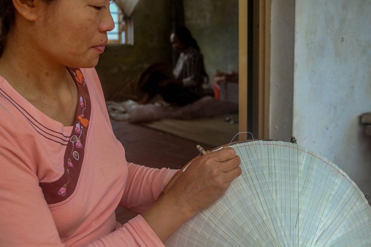 Về làng Chuông ngắm nghệ nhân tỉ mỉ khâu nón ảnh 7