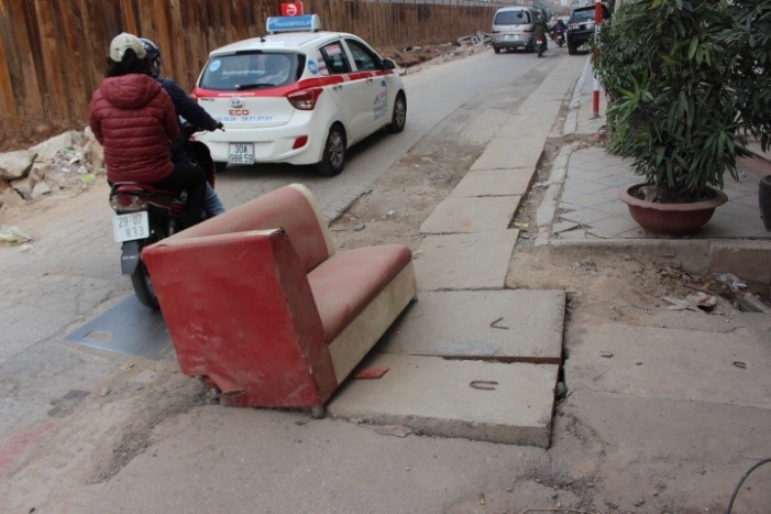 Chờ cầu mới, người dân 'vượt khó' qua đường ảnh 1