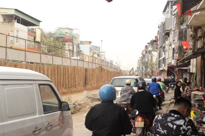 Chờ cầu mới, người dân 'vượt khó' qua đường ảnh 2