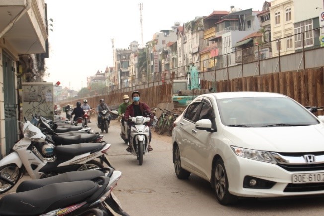 Chờ cầu mới, người dân 'vượt khó' qua đường ảnh 3