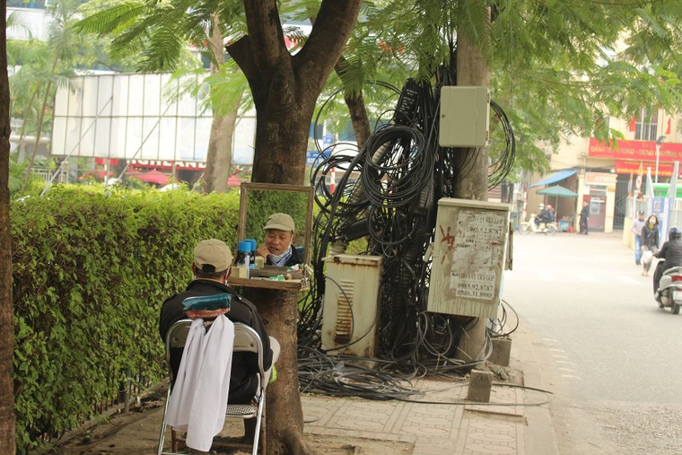 Hà Nội: Dây điện lơ lửng đe dọa tính mạng người dân ảnh 1