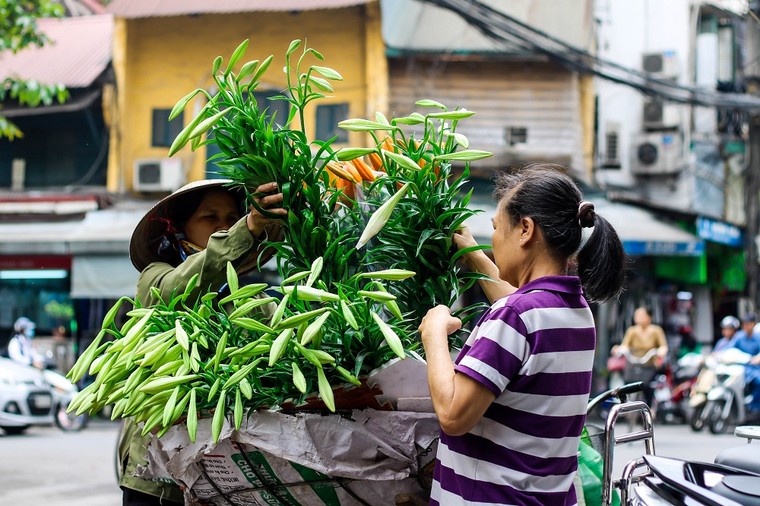 Những phận đời bán rong lam lũ khắp 36 phố phường ảnh 1