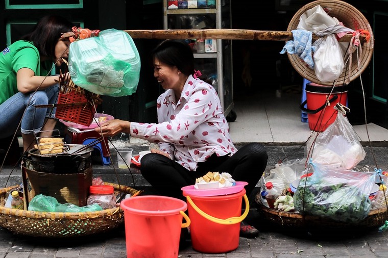 Những phận đời bán rong lam lũ khắp 36 phố phường ảnh 5