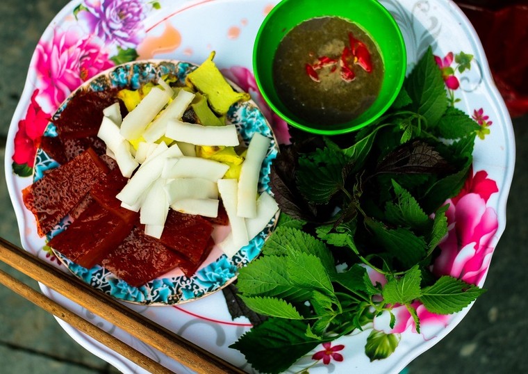 Rủ nhau lên phố cổ nếm đặc sản biển ảnh 1