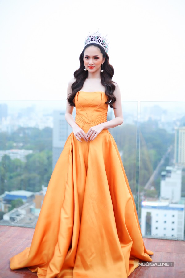 Hương Giang sexy trong tiệc mừng đăng quang Hoa hậu ảnh 1