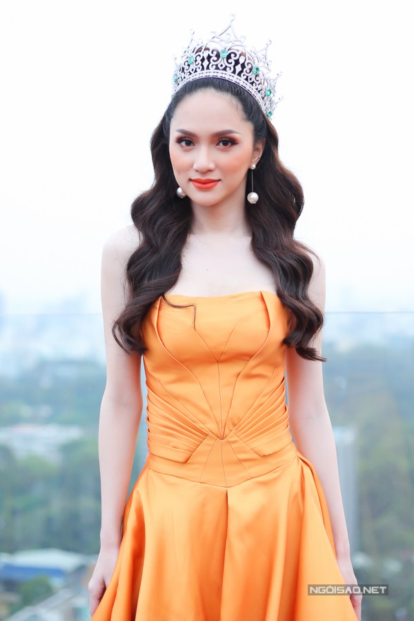 Hương Giang sexy trong tiệc mừng đăng quang Hoa hậu ảnh 2