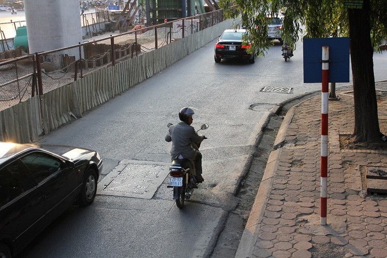 Đường Hà Nội vẫn chưa hết ‘bẫy’ rình rập ảnh 1