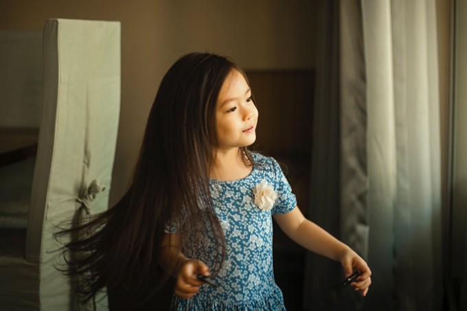 Con gái Đoan Trang mặc lại váy của cô cách đây 36 năm ảnh 5