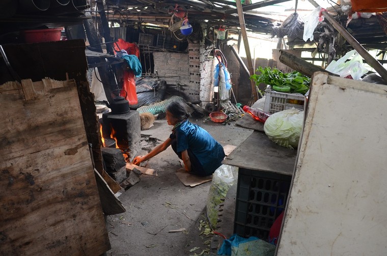 'Góc tối' mưu sinh của người phụ nữ chăn lợn thuê sau chợ Long Biên ảnh 4