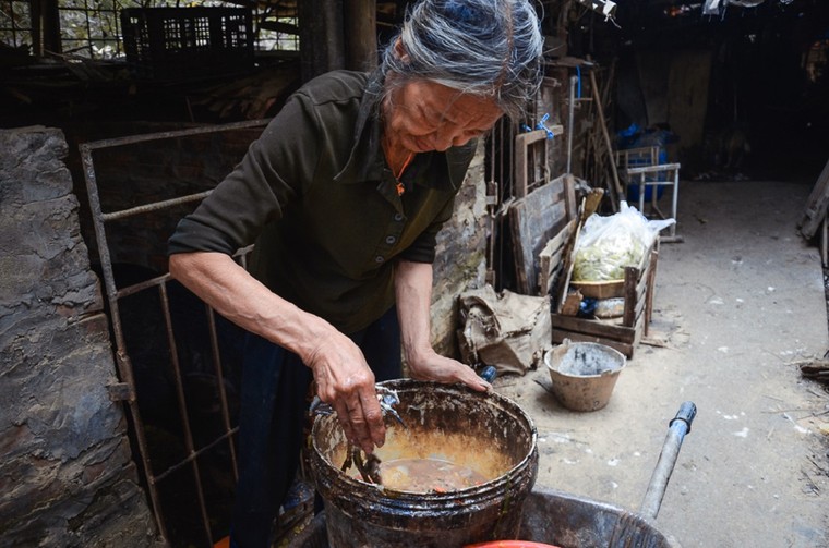 'Góc tối' mưu sinh của người phụ nữ chăn lợn thuê sau chợ Long Biên ảnh 7