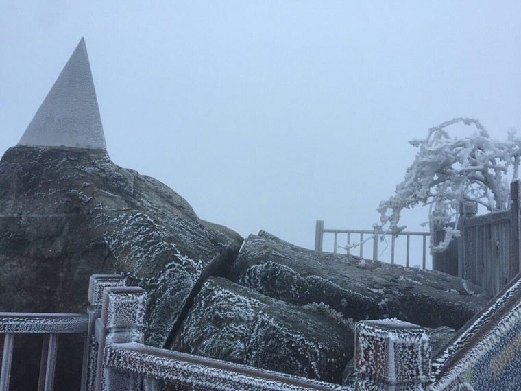 Đỉnh Fansipan phủ kín băng trắng ngay trong ngày đầu đón rét nàng Bân ảnh 8