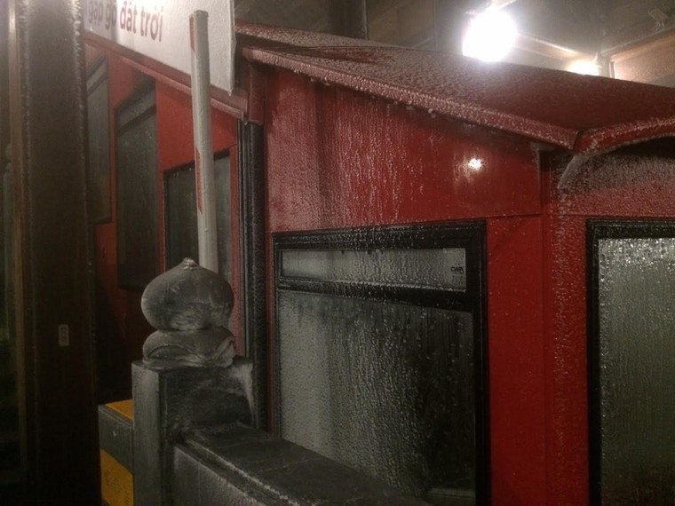 Đỉnh Fansipan phủ kín băng trắng ngay trong ngày đầu đón rét nàng Bân ảnh 1