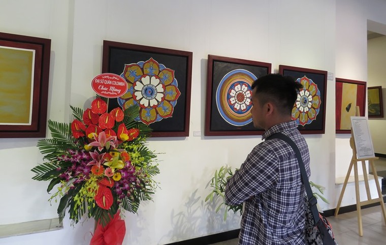 90 lát cắt cuộc sống vừa trừu tượng vừa gần gũi trong triển lãm ‘?!.’ ảnh 2