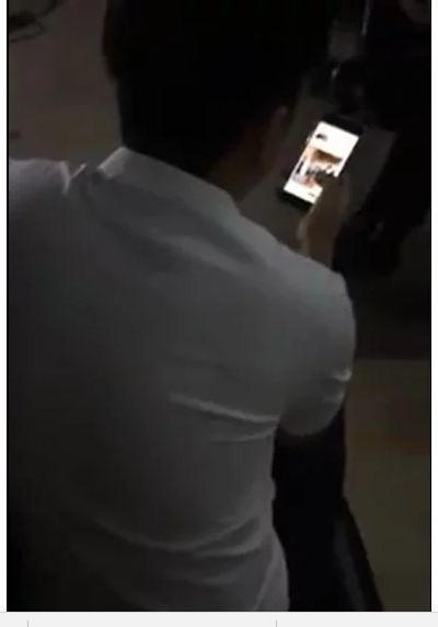 Rò rỉ hình ảnh Trường Giang ngồi lủi thủi một mình, đọc tin tức về Nhã Phương qua điện thoại? ảnh 2