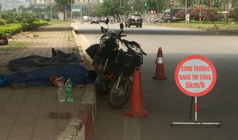 Một sớm thức dậy thấy mình mang chục thứ bệnh ảnh 1