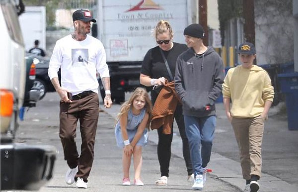 Cô nhóc Harper liên tục làm nũng bố Becks khi đi dạo ảnh 2